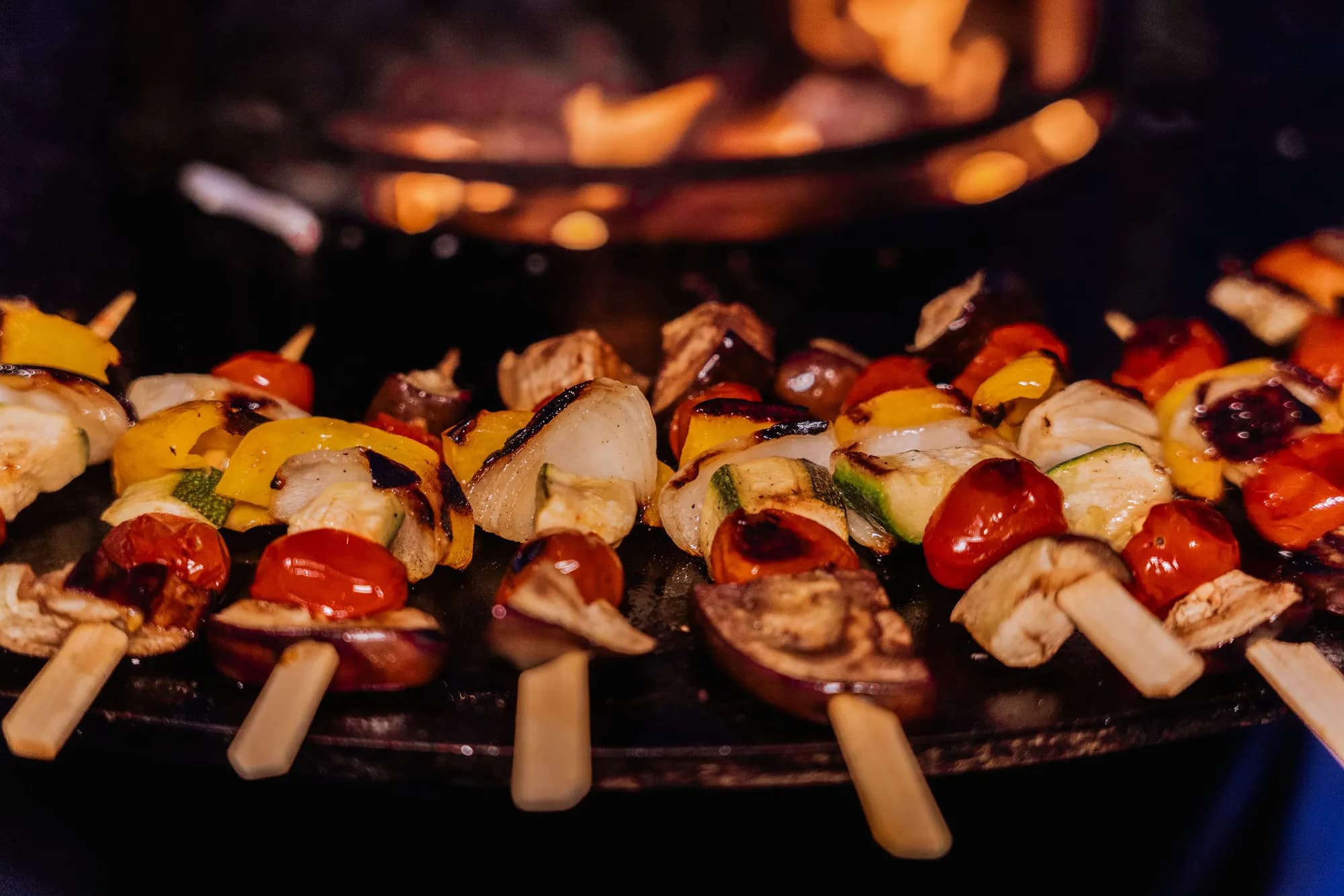 Collaborateurs réunis autour du brasero Grasgueule