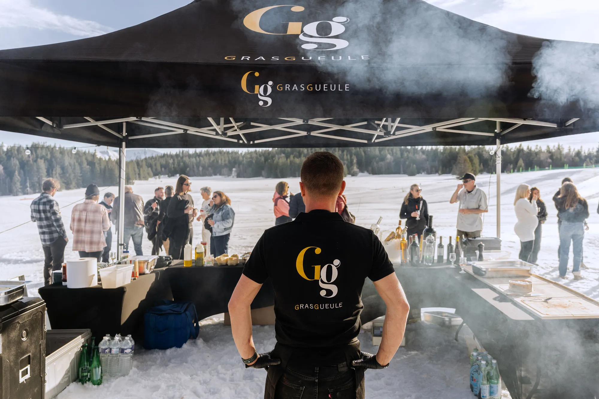 Grilladin Grasgueule cuisinant devant les invités