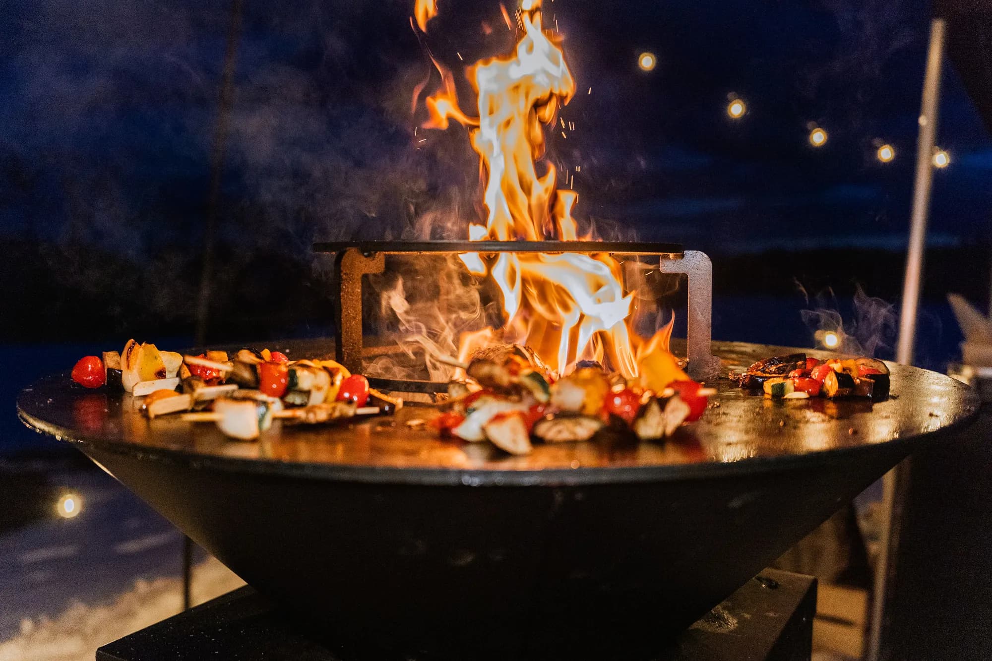 Invités réunis autour du brasero pendant une fête privée