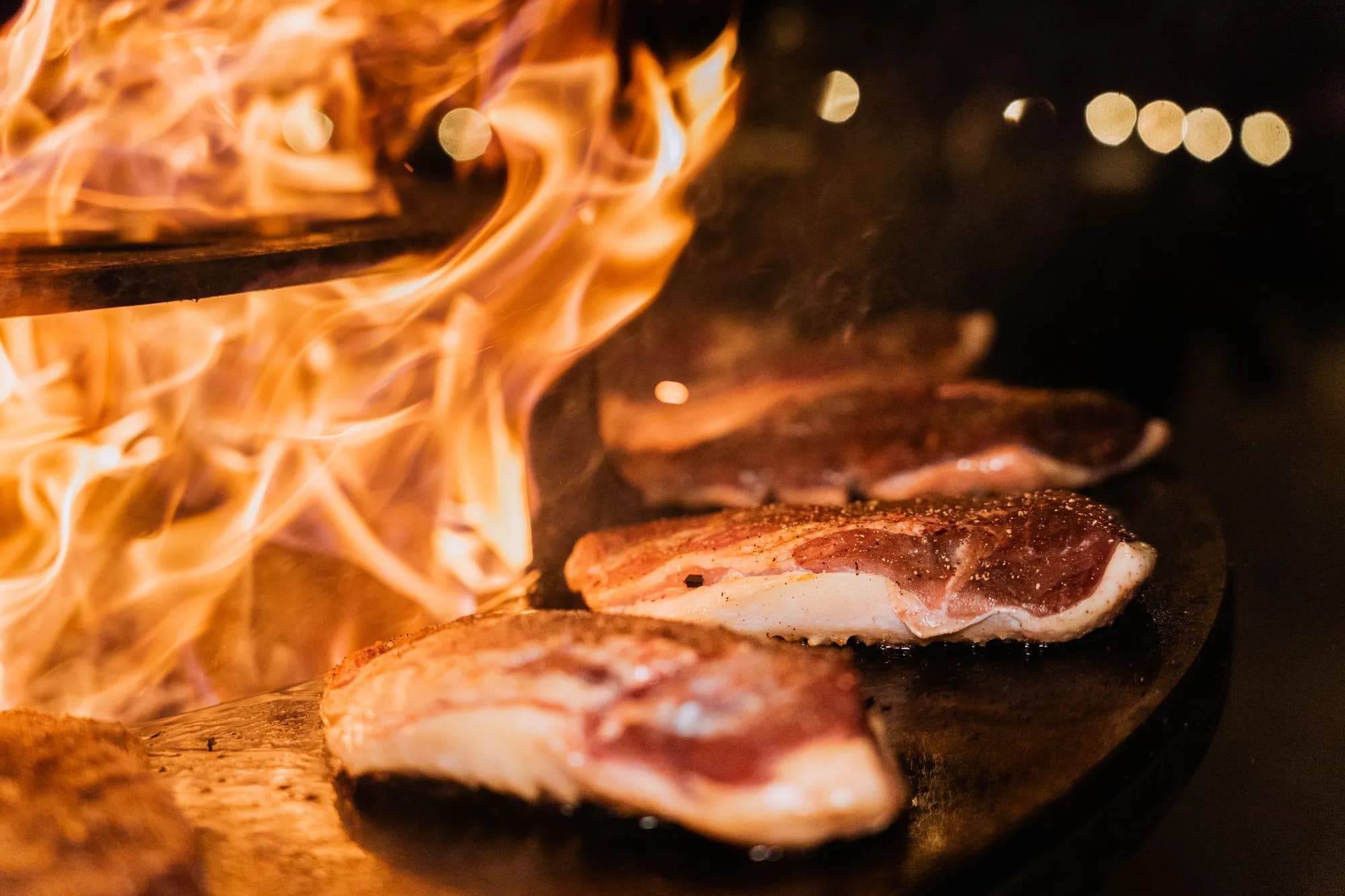 Pièces de viande d’exception saisies au brasero